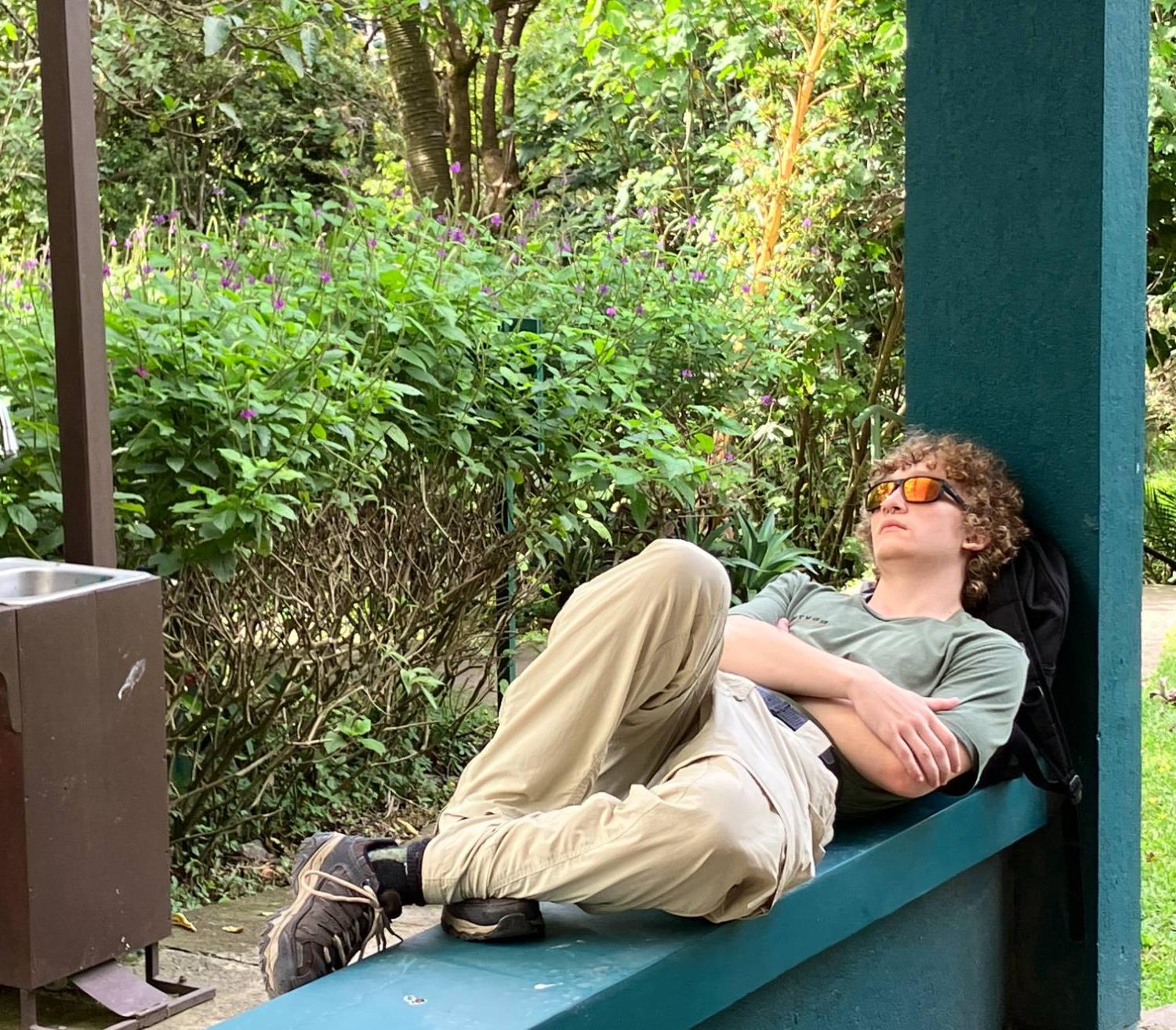 学生在哥斯达黎加放松的照片